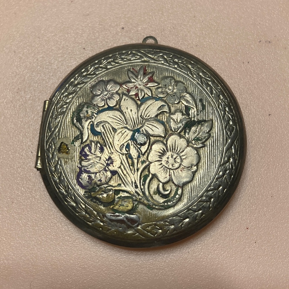 Vintage Floral Gold tone Locket. Unmarked